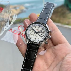 Omega Speedmaster Racing Chronograph 44.25mm Master Chronometer Model: 329.32.44.51.01.001 In 1957, Omega launched the Speedmaster series, specifically designed for motorsports.This design is also known as the "Racing Dial" with its matte black panda dial. The orange and white lacquered hands, along with the white 18K gold arrow-shaped hour markers, are coated with white Super-LumiNova® luminescent material. One end is accented with an orange emblem.Case diameter: 44.25mm. Powered by the TVS-developed 9900-type Master Chronometer Dual-T movement. The 3 o'clock position houses the [12-hour] and [60-minute] cumulative chronograph counters.All functions and aesthetics remain faithful to the original. A masterpiece of TVS craftsmanship. Vibration frequency: 28,800 vibrations per hour Power reserve: 60 hours Stainless steel case and bracelet. Double-sided anti-reflective, scratch-resistant curved glass. Unmistakably racing-inspired, captivating at first glance—transporting you to the racetrack to experience the thrill of speed.